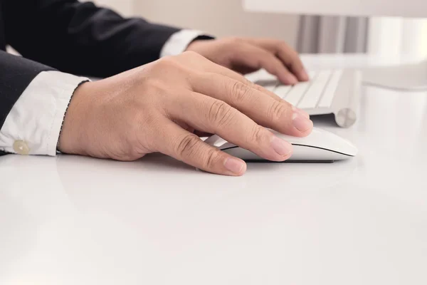 Biznes człowiek ręcznie za pomocą myszy komputerowej — Zdjęcie stockowe