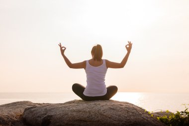 Yoga Çalışan Genç Kadın