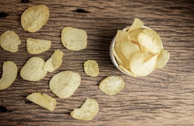 patates cipsi ahşap üzerinde