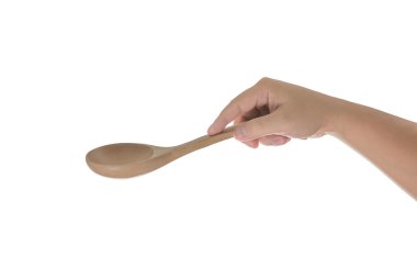 Karıştırma ve foo tatmak için ahşap mutfak kaşık tutan el