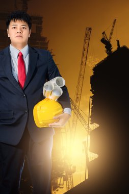 işçi güvenliği için sarı kask adam üzerinde tutan mühendisi