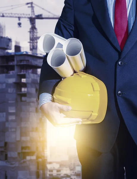 işçi güvenliği ile inşaat mühendisi sarı kask pl