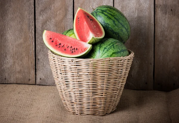 Smakrik vattenmelon på trä bakgrund — Stockfoto