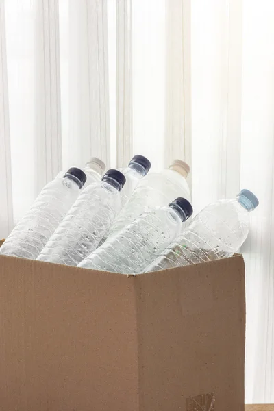 Caja de reciclaje llena de envases de plástico transparente —  Fotos de Stock