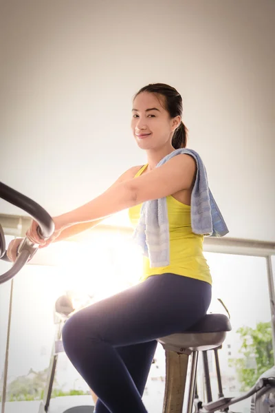 Donne che fanno mountain bike al coperto in un fitness club — Foto Stock