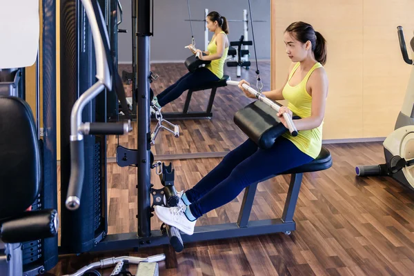 Mujer en forma ejercitando músculo de construcción —  Fotos de Stock