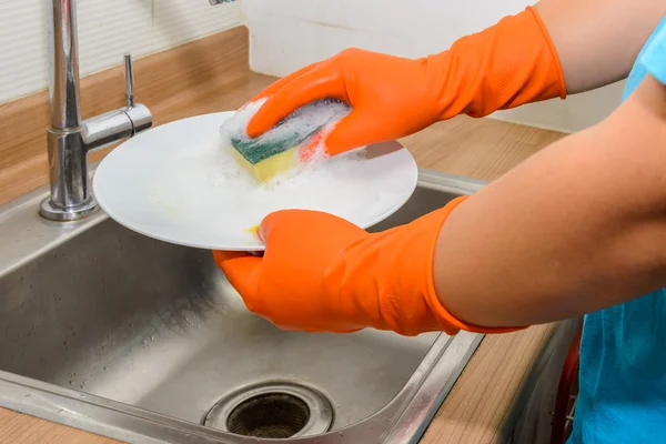 Közelről mosogatás ember kezében — Stock Fotó