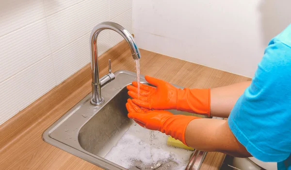 清洁双手戴上手套。洗手 — 图库照片