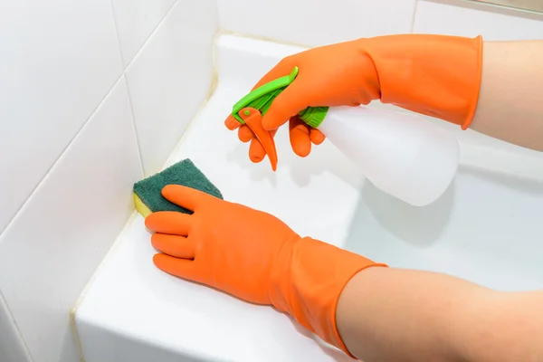Uomo che fa le faccende in bagno a casa, lavabo e rubinetto di pulizia w — Foto Stock