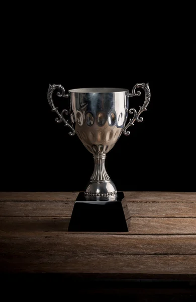 Troféu velho em madeira velha com espaço de arte fundo escuro — Fotografia de Stock