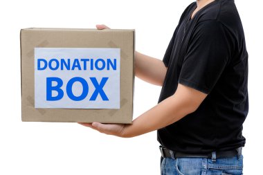 elbise bağış kutusu tutan adam