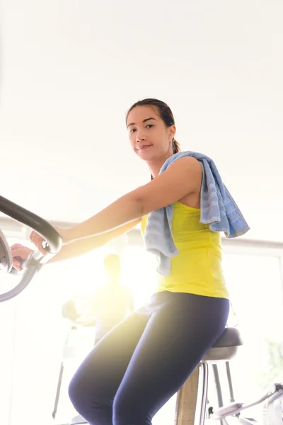 Donne che fanno mountain bike al coperto in un fitness club — Foto Stock