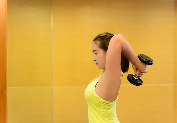 Culturismo. Mujer fuerte en forma haciendo ejercicio con pesas . —  Fotos de Stock