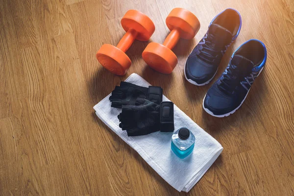 Equipo de fitness sobre fondo de madera —  Fotos de Stock