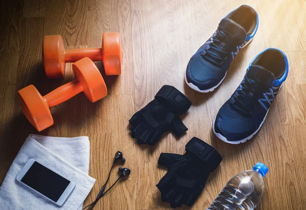 Equipo de fitness sobre fondo de madera —  Fotos de Stock