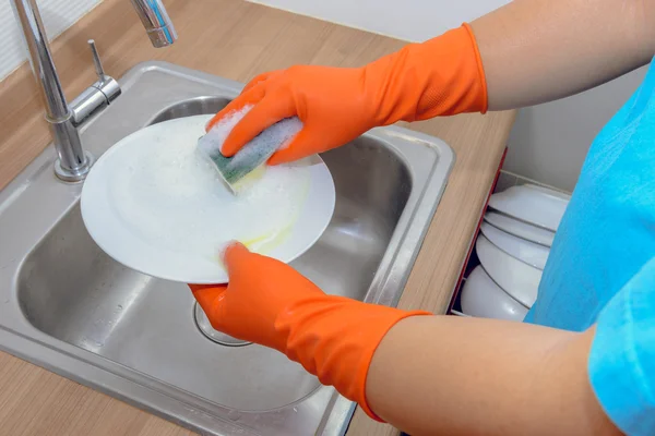 Close up hands of man washing dishes — Stock Photo, Image