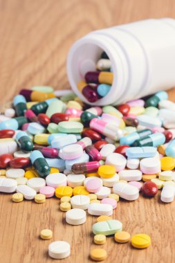 Hapları yüzeyi ahşap üzerine dökülüp hapı şişe