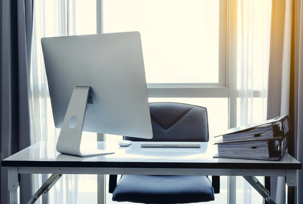 Escritorio de oficina con computadora de escritorio, taza de café y equi de oficina — Foto de Stock