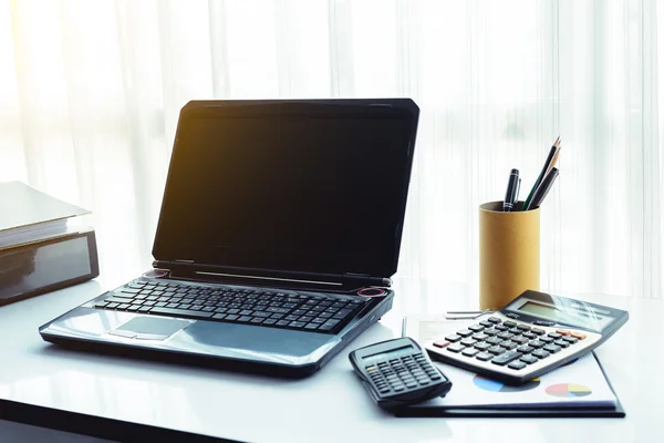 Escritório local de trabalho com laptop — Fotografia de Stock