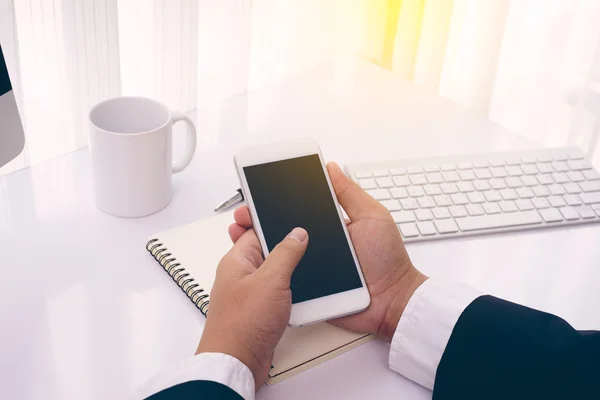 Werken met moderne apparaten, computer en mobiele pho zakenman — Stockfoto