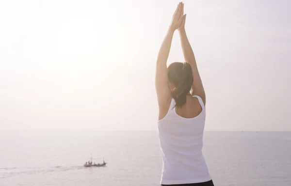 Young woman practicing yoga — Stock Photo, Image