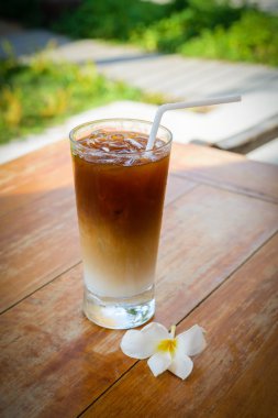 Cam, soğuk kahve üzerinde ahşap masa