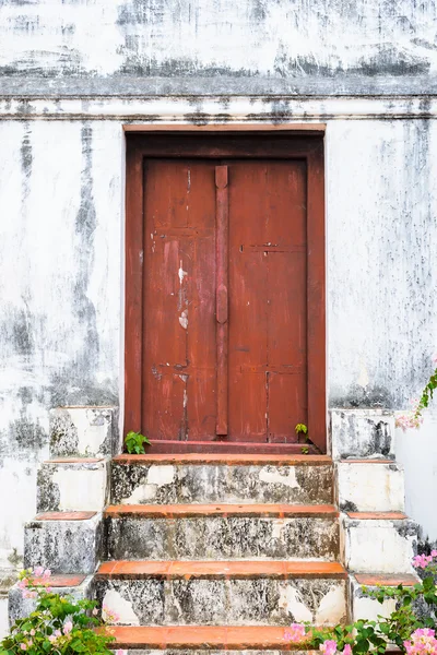 Escada retro, portas vermelhas — Fotografia de Stock
