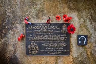 plak anısına cehennem ateşi, Sör Edward 'Yorgun' Dunlop geçmek M