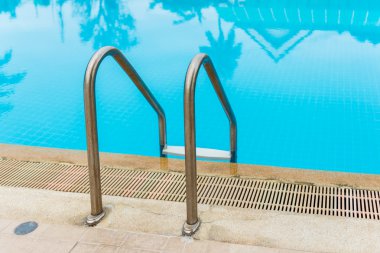 Merdivenli yüzme havuzu