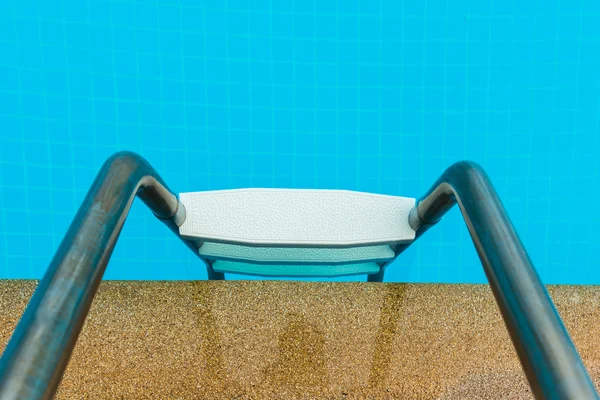 Parte de la piscina con escalera — Foto de Stock