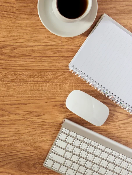 Ofis Masası not defteri, bilgisayar ve kahve fincanı ve bilgisayar 