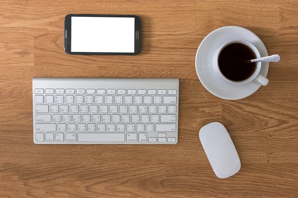 コンピューターのキーボード コンピューターとコーヒー カップのオフィスのテーブル — ストック写真