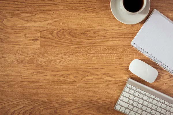 Mesa de oficina con bloc de notas, computadora y taza de café y computadora — Foto de Stock