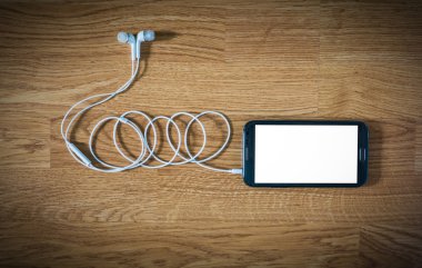 siyah smartphone ile kulaklıklar beyaz ekran ile portre
