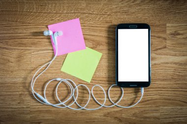 siyah smartphone ile kulaklıklar, beyaz ekran ile portre s