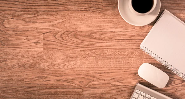 Mesa de oficina con bloc de notas, computadora y taza de café y computadora —  Fotos de Stock