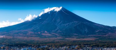 Kırmızı pagoda görünümünden Fuji Dağı