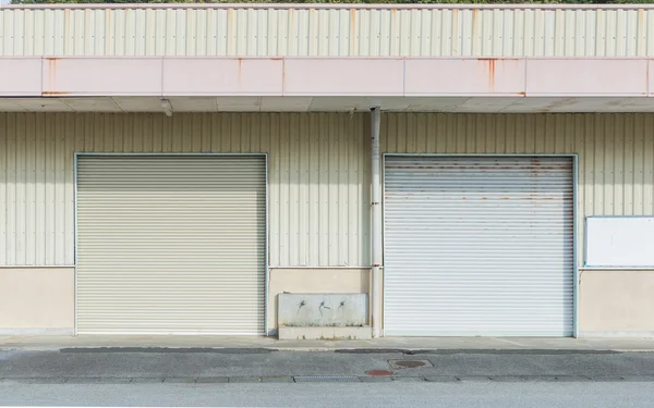 Puerta cerrada en cobertizo de metal gris —  Fotos de Stock