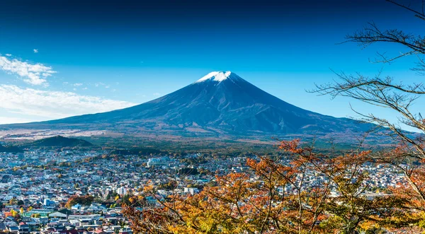 Mount Fuji uitzicht vanaf rode pagoda — Stockfoto