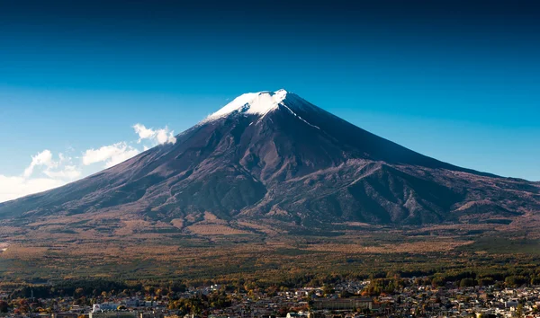 Mount Fuji uitzicht vanaf rode pagoda — Stockfoto