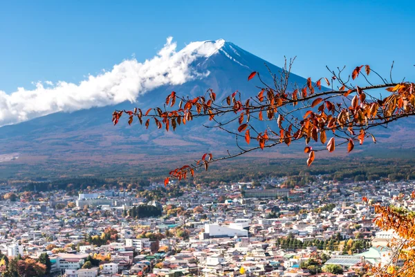 Kırmızı pagoda görünümünden Fuji Dağı — Stok fotoğraf
