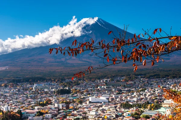 Mount Fuji uitzicht vanaf rode pagoda — Stockfoto