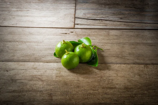 Fresh limes on wooden — Stock Photo, Image