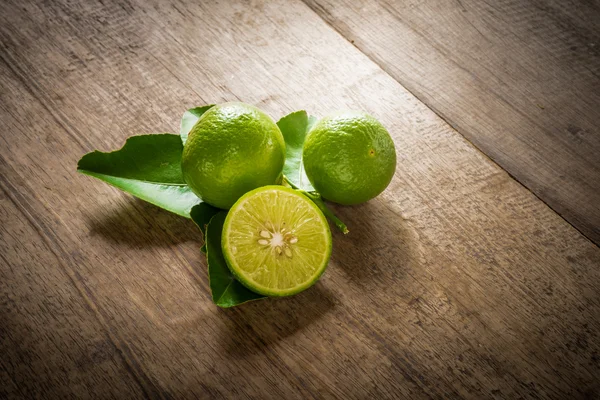 Limas frescas sobre madera — Foto de Stock