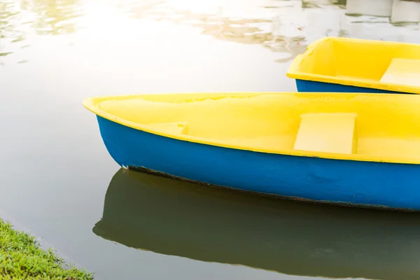 Testa di barca gialla e blu — Foto Stock