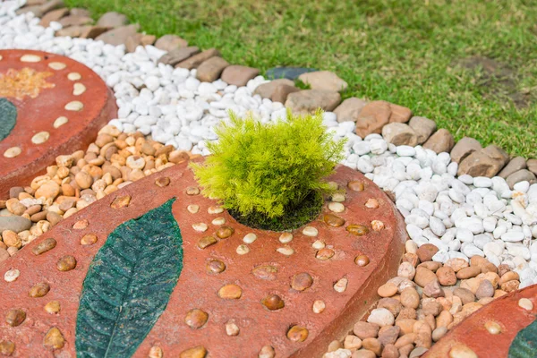 Gartenarbeit mit Sträuchern — Stockfoto