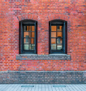 Kırmızı tuğladan bir duvar içinde pencere eşiği