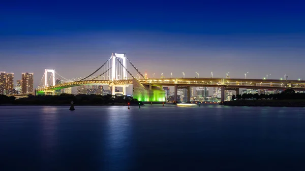 Nachtansicht der Regenbogenbrücke — Stockfoto