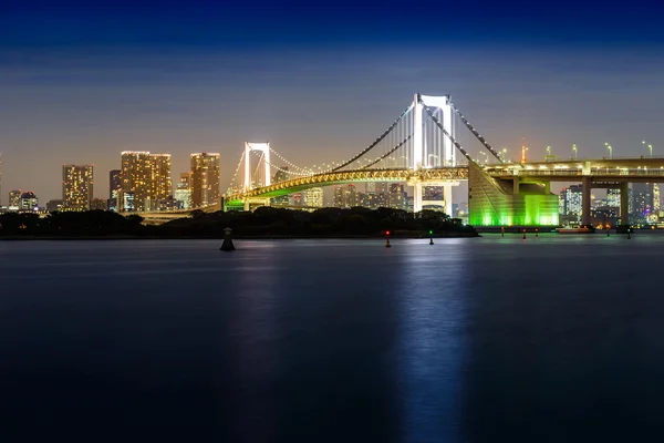 Nachtansicht der Regenbogenbrücke — Stockfoto