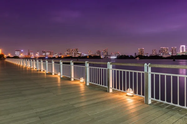 Nacht uitzicht op de brug van de regenboog — Stockfoto